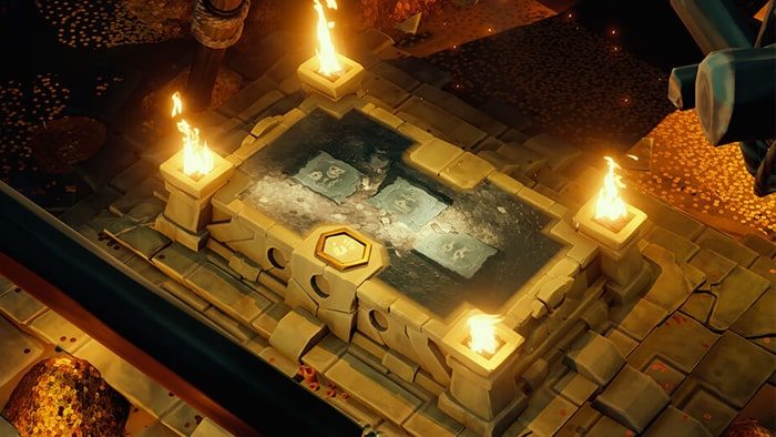 Sea of ​​Thieves: Vaults of the Ancients - Grande alterno in pietra con una fiamma su ogni angolo che mostra la soluzione di un puzzle al centro