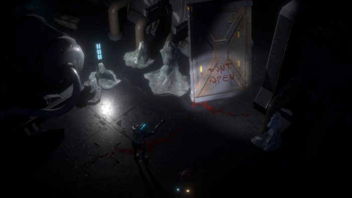 Screenshot di Cryospace. Un personaggio giocante si trova in una stanza buia. Una porta di metallo sgualcita con la scritta "non aprire" scarabocchiato in rosso è stata strappata dai cardini.