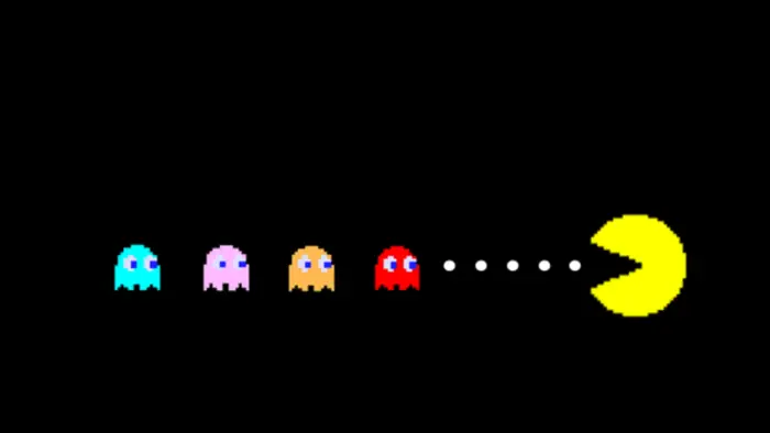 Pac-Man mangia punti e si muove verso i fantasmi.
