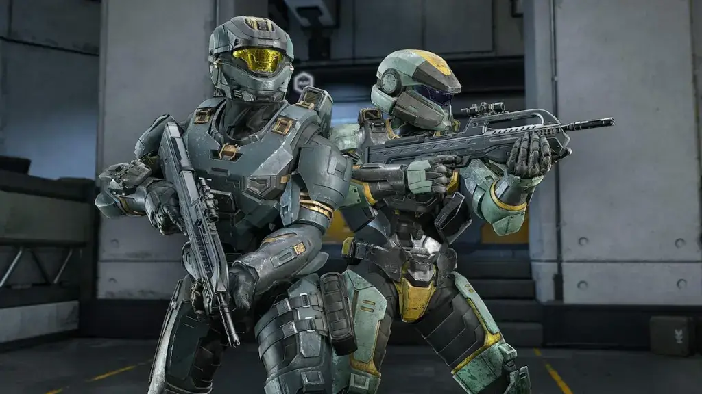 Due spartani uno accanto all'altro in Halo Infinite
