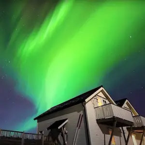 L'aurora boreale sopra la casa