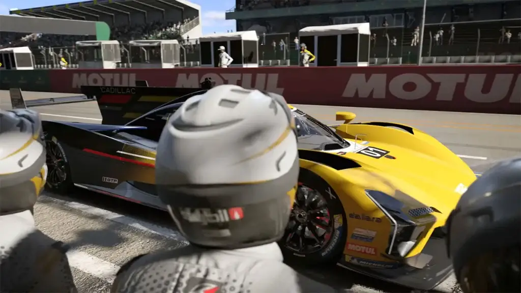meccanici-con-un-auto-in-forza-motorsport