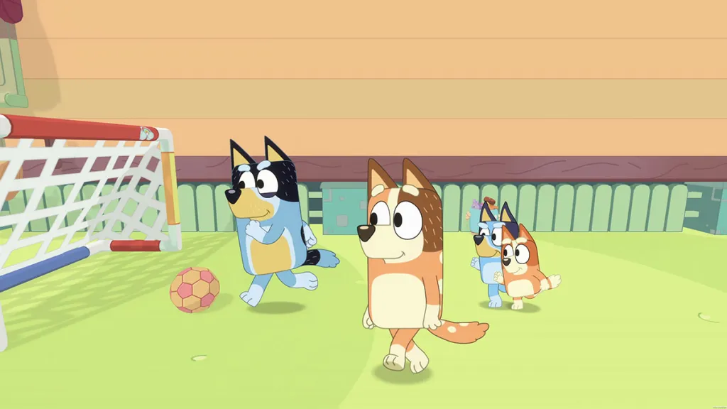 La famiglia-blueys-gioca-a-calcio-nel-videogioco-bluey