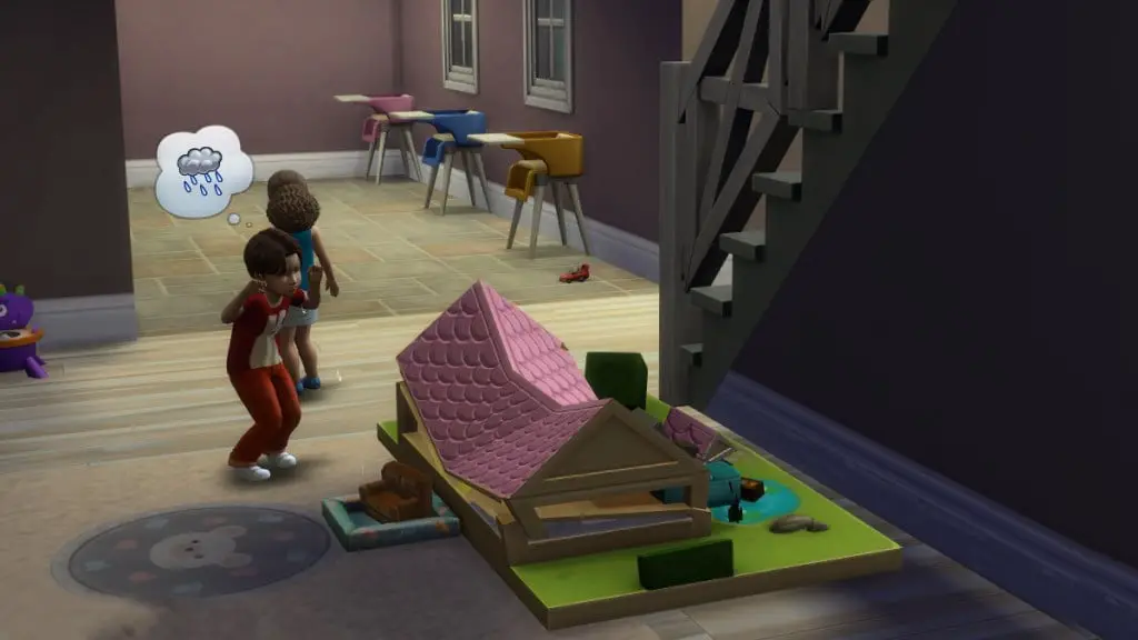 Due miserabili bambini Sims piangono accanto a una casa delle bambole rotta.