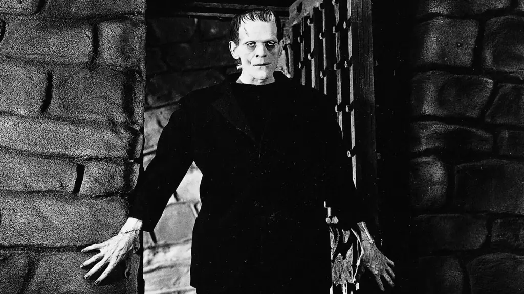 Foto in bianco e nero del film Frankenstein con il mostro di Frankenstein che cammina attraverso una porta.
