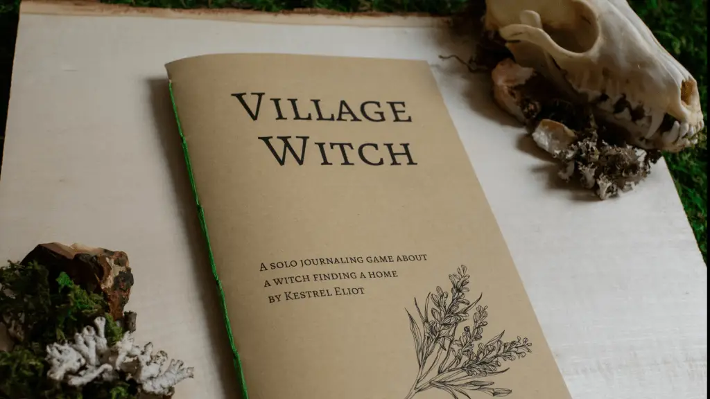 La copia cartacea di Village Witch si trova accanto a una specie di teschio di animale con denti appuntiti.