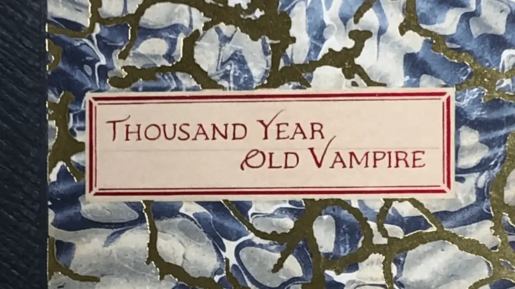 Primo piano della copertina marmorizzata di Il vampiro millenario.