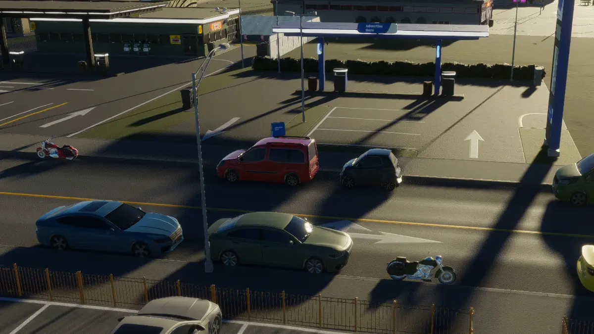 Diverse auto multicolori e due motociclette sono parcheggiate sul lato della strada in Cities: Skylines 2.