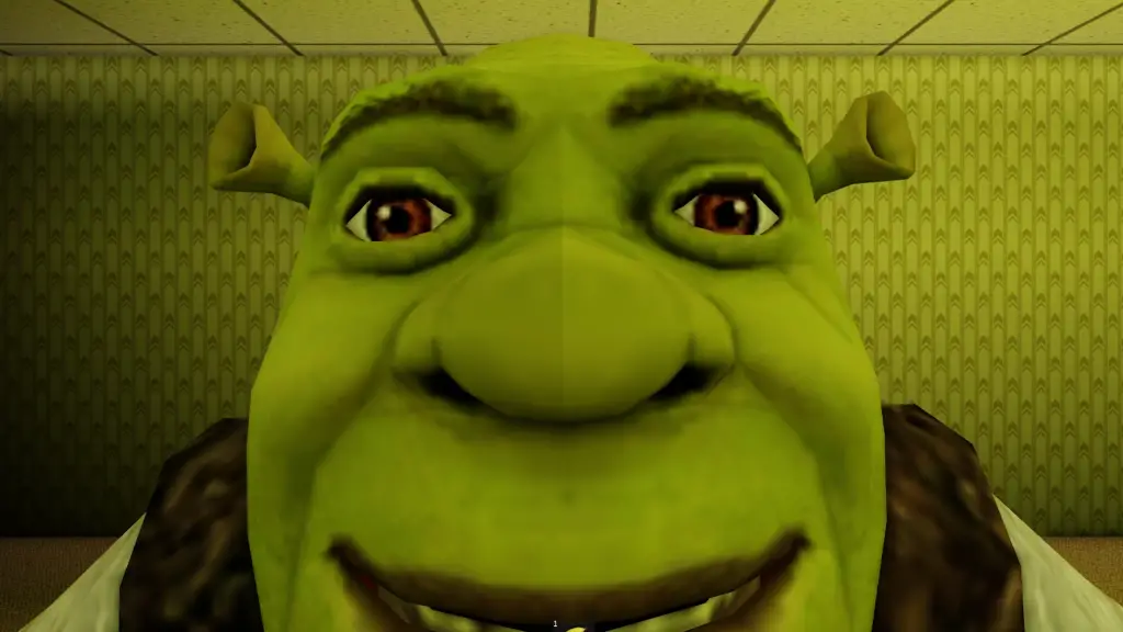 Un primo piano molto intenso di Shrek si trova in un corridoio inquietante e scarsamente illuminato. Sembra che ci sia appena stato un jumpscare.