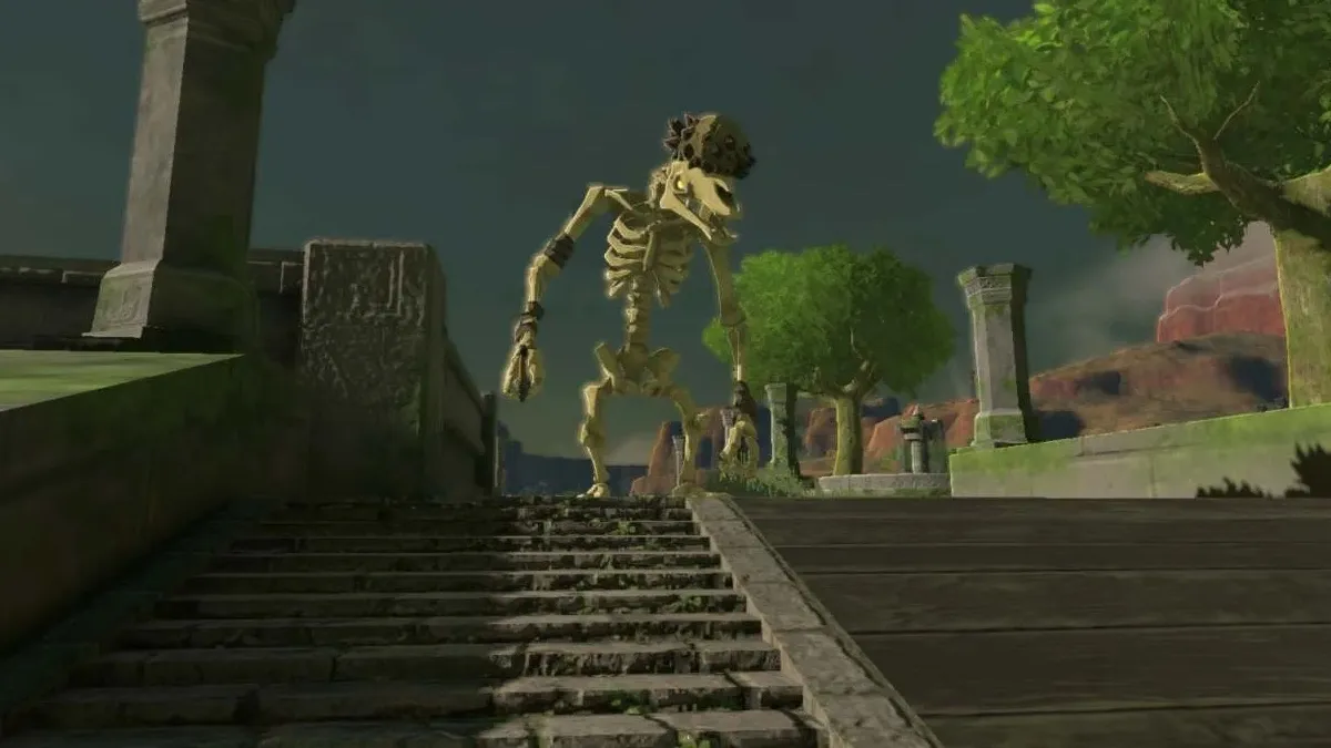 Uno Stalmoblin, uno scheletro dall'aspetto umano con un teschio simile a un cavallo, si trova in cima a una rampa di scale di pietra oscurata.  sembra di essere tra le rovine di un antico edificio.