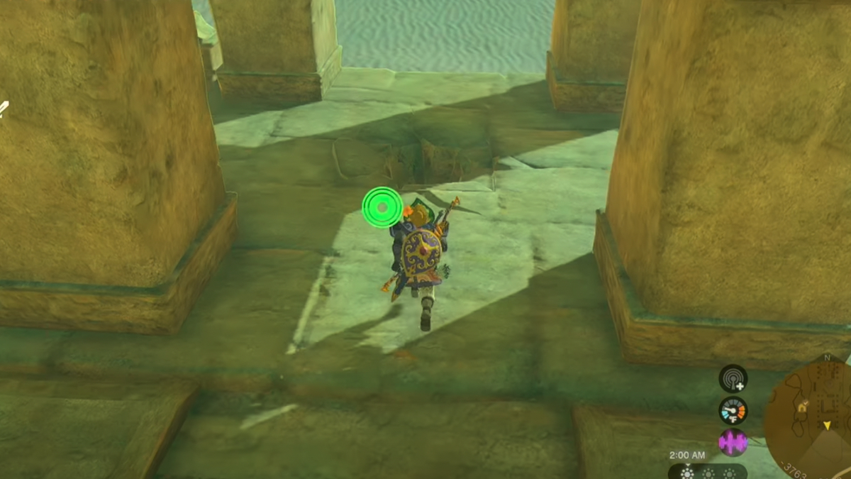 Link si avvicina ad un piccolo buco nel terreno di un antico tempio.
